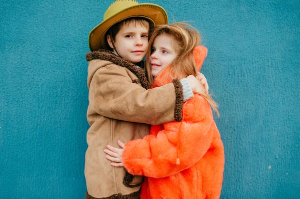 Portret Van Een Mooie Jongen Met Een Bruine Hoed Een — Stockfoto