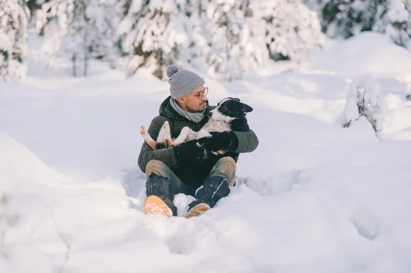 Homem Feliz Segurando Cão Adorável Suas Mãos Floresta Nevada Garoto — Fotografia de Stock