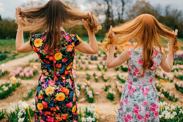 Atractiva Niña Con Pelo Largo Rojo Regocija Con Hermana Bastante —  Fotos de Stock