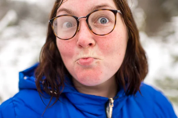 Jonge Vrouw Blauwe Jas Bril Poseren Buiten Het Maken Van — Stockfoto