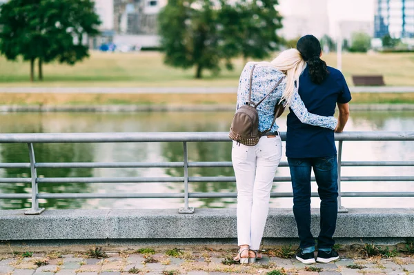 Internationales Liebespaar Freien — Stockfoto