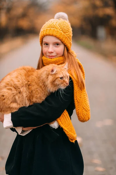 Menina Caucasiana Com Sardas Rosto Segurando Seu Gato Gordo Parque — Fotografia de Stock