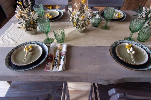 Una Hermosa Gran Mesa Cocina Nueva Con Cuatro Platos Vasos — Foto de Stock