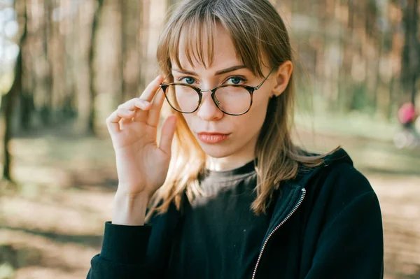 Portrét Krásné Mladé Dívky Krátkými Světlými Vlasy Modrýma Očima Černé — Stock fotografie