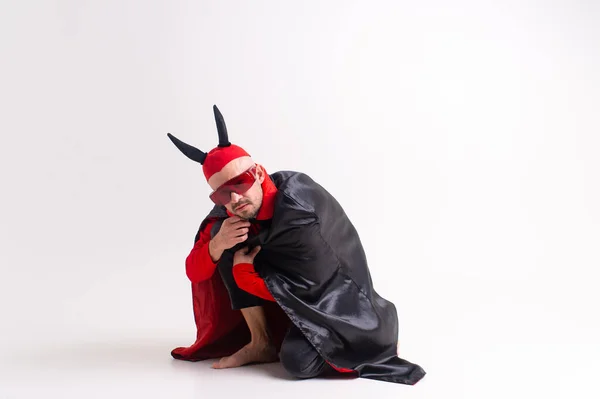 Hombre Extraño Traje Diabólico Sombrero Rojo Con Cuernos Negros Posando — Foto de Stock