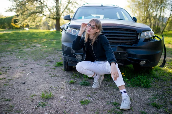Schöne Junge Kaukasische Frau Weißen Jeans Weißen Turnschuhen Und Schwarzer — Stockfoto