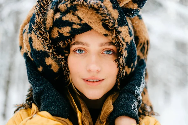 Fular Takan Komik Genç Hippi Kızın Yakın Portresi — Stok fotoğraf