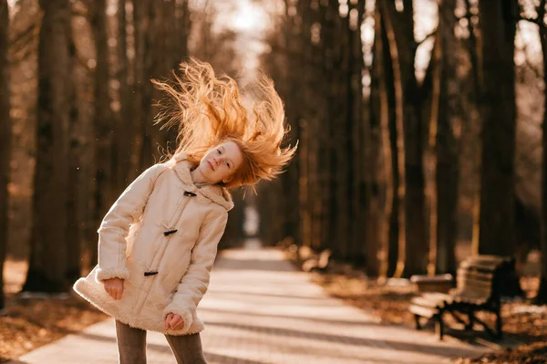 Liten Röd Flicka Varm Beige Jacka Och Byxor Glatt Hoppar — Stockfoto