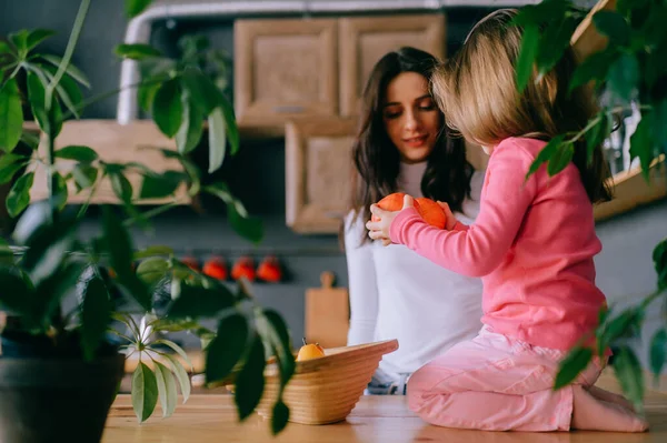 Adorable Young Woman Playing Her Little Funny Daughter Kitchen Portrait — Stock Photo, Image