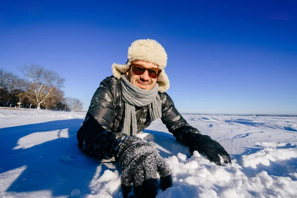 Felice Uomo Sorridente Occhiali Sole Posa Nella Neve All Aperto — Foto Stock