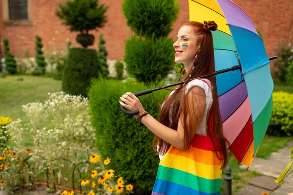 Feliz Lésbicas Com Lgbt Bandeira Ela Rosto Posando Com Arco — Fotografia de Stock
