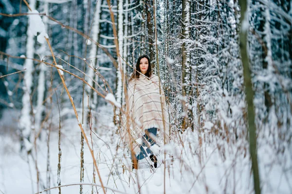 Junges Attraktives Mädchen Mit Warmem Umhang Posiert Zwischen Bäumen Schneewald — Stockfoto