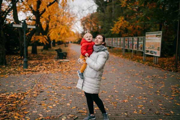 Bild Glad Familj Två Vacker Kaukasisk Mor Vit Varm Jacka — Stockfoto