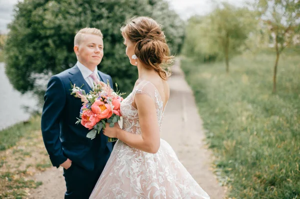 Hermosa Boda Pareja Aire Libre Retrato —  Fotos de Stock