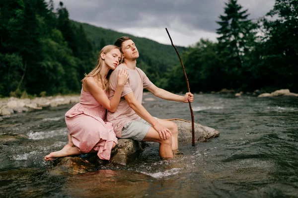 Estilo Vida Casal Amoroso Abraçando Pedra Rio — Fotografia de Stock