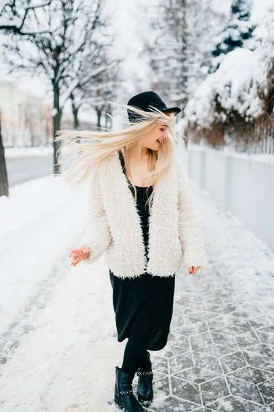 Stilvolles Blondes Lächelndes Mädchen Mit Langem Fliegendem Haar Posiert Auf — Stockfoto