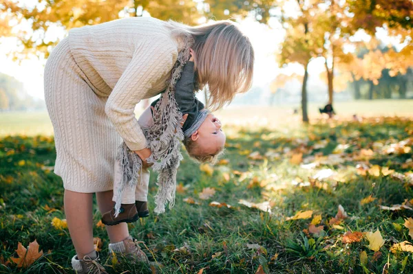 Lycklig Mamma Har Kul Med Sitt Barn Utomhus Höstparken — Stockfoto