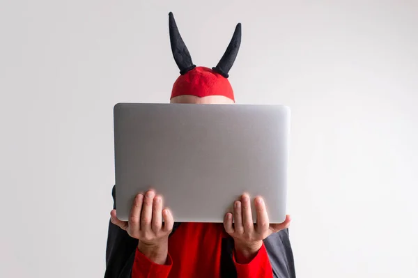 Elegante Hombre Caucásico Sombrero Del Diablo Con Cuernos Capa Vampiro — Foto de Stock