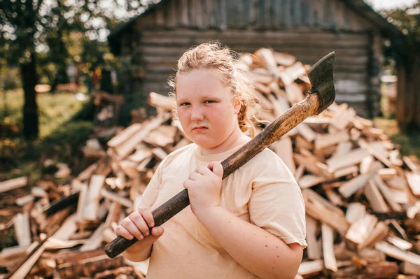 Porträt Eines Hübschen Kaukasischen Mädchens Mit Einer Axt Vor Dem — Stockfoto