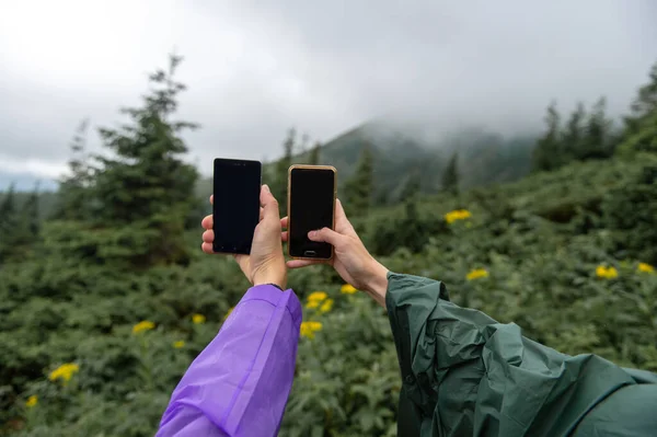 Goverla Ucrania Julio 2018 Los Viajeros Manos Con Teléfonos Inteligentes — Foto de Stock