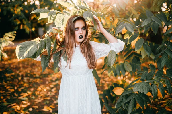 Vacker Flicka Med Gotisk Make Och Roligt Ansiktsuttryck Poserar Sommarparken — Stockfoto