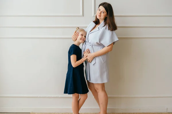 Abraços Alegres Com Sua Mãe Muito Jovem Amá — Fotografia de Stock