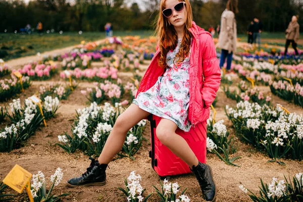 Obrázek Ženského Kavkazského Teenagera Podzimním Oblečení Sedí Velké Květinové Zahradě — Stock fotografie