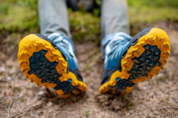 スポーツ用ハイキングシューズを履いている男性の足 アウトドア活動のためのトレッキングブーツのメンズ足 — ストック写真