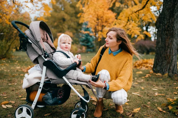 Bello Piccolo Bambino Con Grandi Occhi Blu Capelli Corti Rossi — Foto Stock