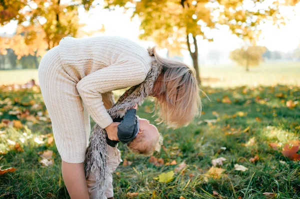 Lycklig Mamma Har Kul Med Sitt Barn Utomhus Höstparken — Stockfoto