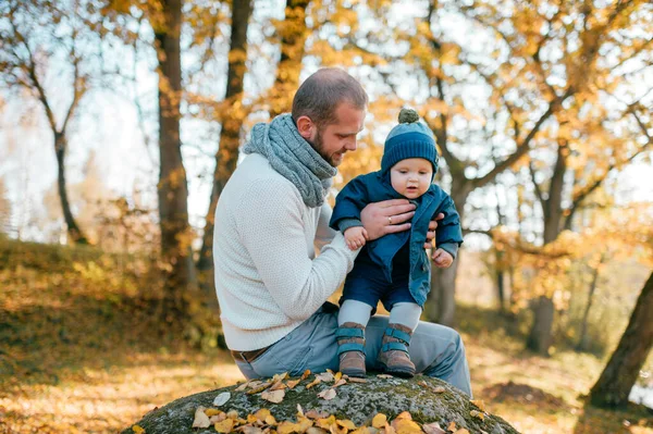 Otec Čeká Dítě Podzimním Parku — Stock fotografie