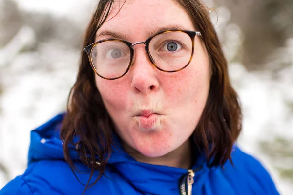 Jonge Vrouw Blauwe Jas Bril Poseren Buiten Het Maken Van — Stockfoto