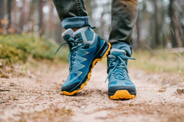 Male Legs Wearing Sportive Hiking Shoes Mens Legs Trekking Boots — Stock Photo, Image