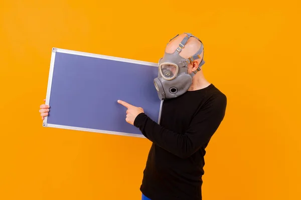 Engraçado Estranho Homem Respirador Posando Com Uma Placa Sobre Fundo — Fotografia de Stock