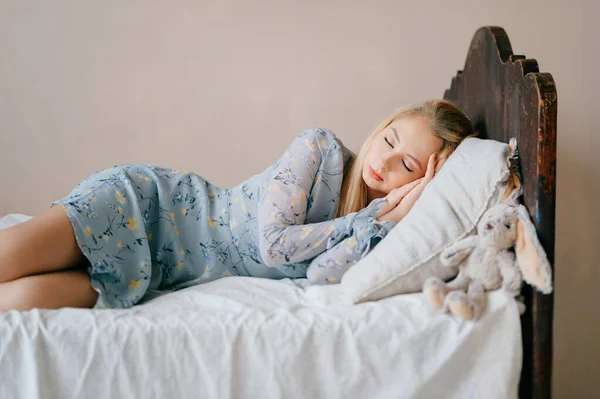 Ung Vacker Flicka Sover Sängen Med Barn Leksak Som Barn — Stockfoto