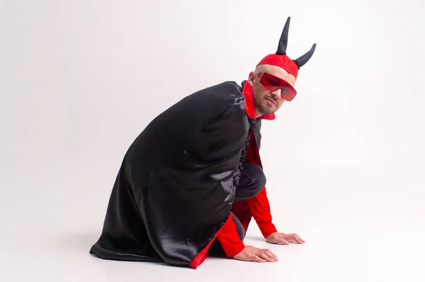 Extraño Hombre Diabólico Gafas Sol Traje Halloween Rojo Negro Posando — Foto de Stock