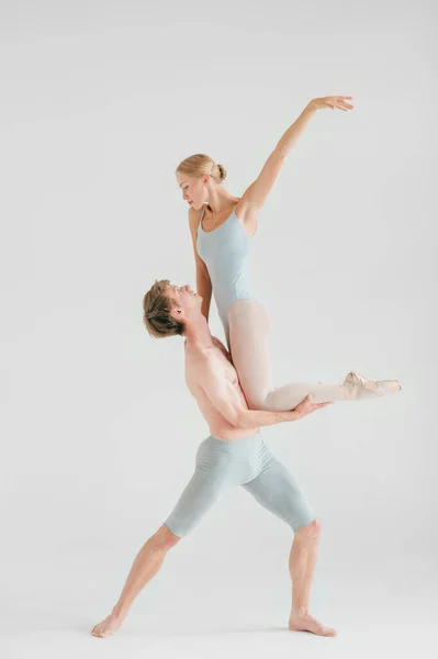 Jovem Casal Bailarinos Modernos Posando Sobre Fundo Estúdio Branco — Fotografia de Stock