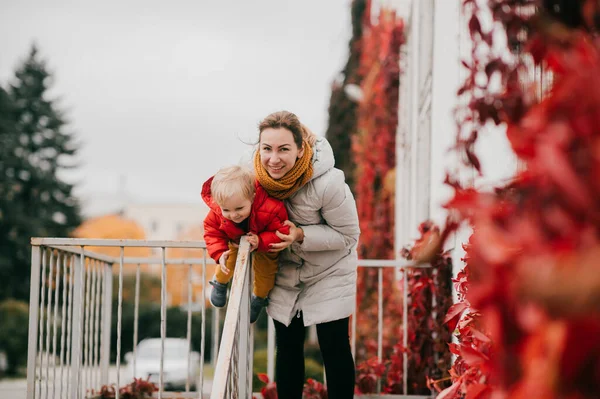 Jeune Belle Mère Vêtements Chauds Joue Avec Son Jeune Fils — Photo