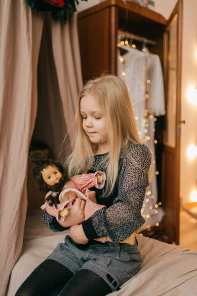 Mooi Klein Meisje Zitten Bed Wigwam Houden Haar Liefdevolle Pop — Stockfoto