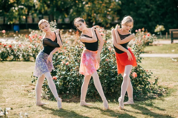 Drei Schöne Ballerinas Mädchen Tanzen Und Balancieren Über Sonnenlicht Sommerpark — Stockfoto