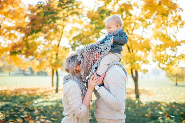 Familj Par Kysser Utomhus Med Sitt Barn Sitter Fäder Axlar — Stockfoto