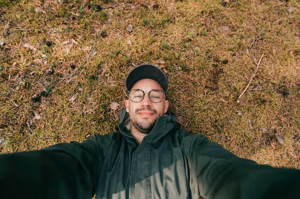 Forestier Mâle Avec Des Lunettes Une Casquette Trouve Sur Sol — Photo