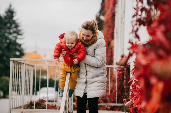 Ung Vacker Kaukasisk Mamma Varm Vit Jacka Svarta Byxor Och — Stockfoto