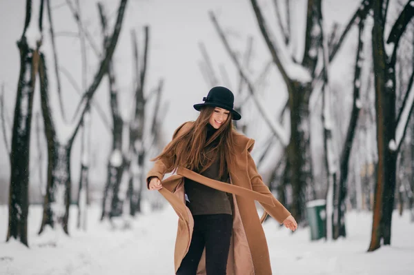 Joven Chica Alegre Marrón Elegante Abrigo Posando Valle Del Árbol —  Fotos de Stock