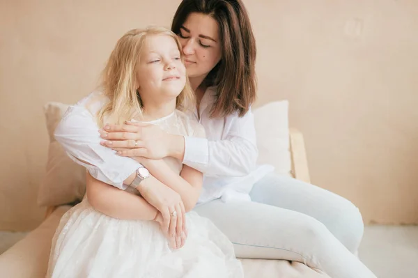 Moeder Dochter Indoor Lifestyle Portret Mam Met Kind Hebben Plezier — Stockfoto