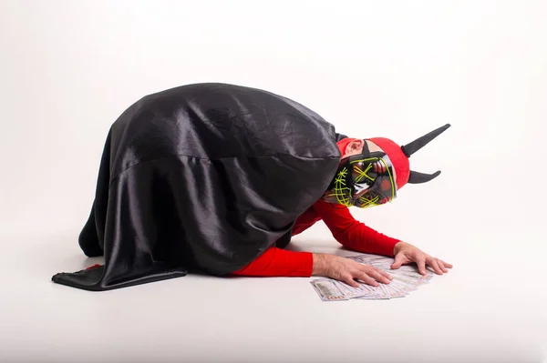 Hombre Máscara Sombrero Rojo Con Cuernos Diablo Disfraz Halloween Posando — Foto de Stock