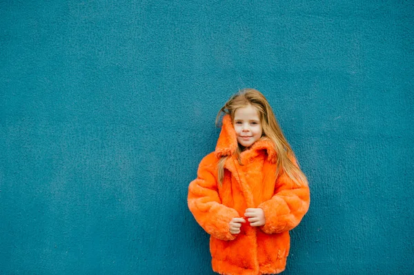 Een Mooi Klein Meisje Met Middelmatig Blond Haar Een Feloranje — Stockfoto