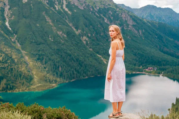 Joven Rubia Vestido Blanco Pie Piedra Tatra Polaco Con Lago — Foto de Stock