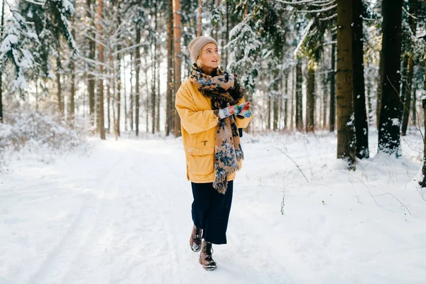 Junges Stylisches Hipstermädchen Gelber Jacke Mit Warmem Schal Spaziert Schneewald — Stockfoto