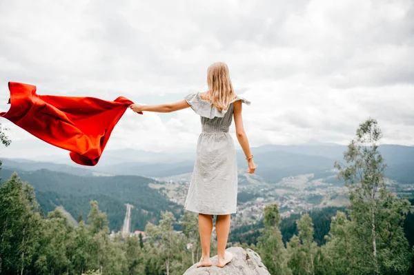 Mujer Montañas Salvajes Señal Socorro Sos Usando Cubierta Roja Concepto — Foto de Stock